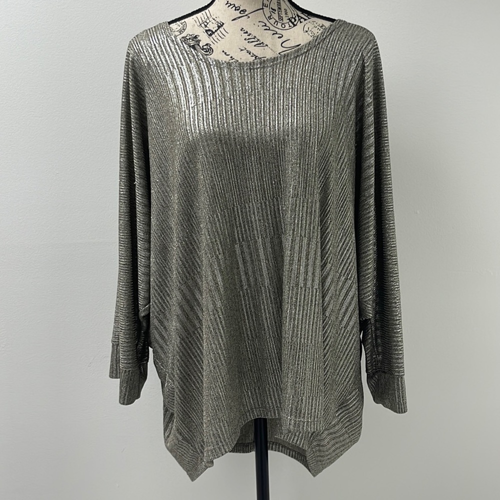 In almost brand new condition Woman’s Kim & Cami top. Size is 3X.